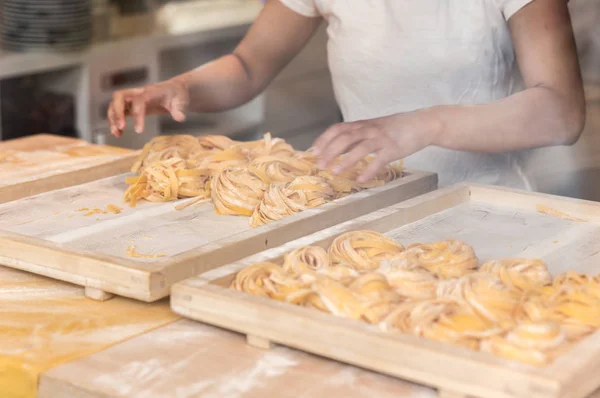 Fazendo macarrão italiano caseiro fresco tagliatelle no restaurante — Fotografia de Stock