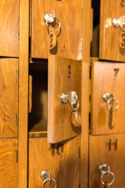 Ahşap hücreleri ile cep telefonları İtalyan restau depolamak için kullanılan tuşlar