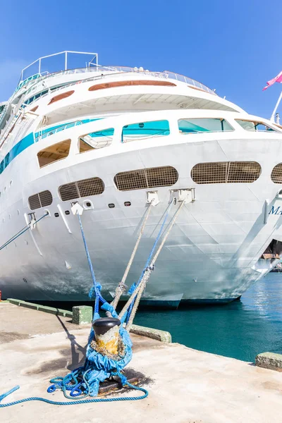 Nave reale dei Caraibi, Maestà dei mari nel porto delle Bahamas — Foto Stock