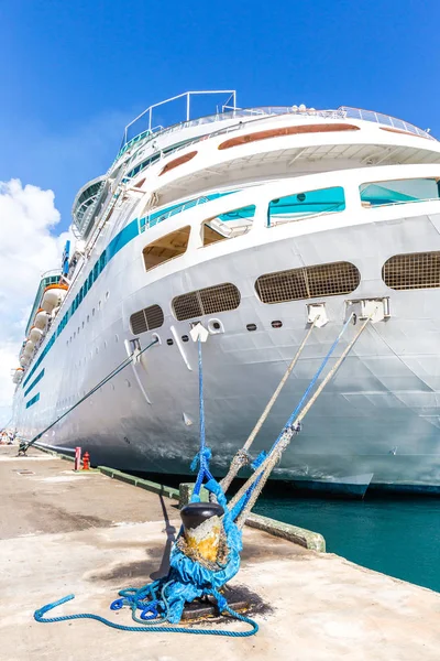 Nave reale dei Caraibi, Maestà dei mari nel porto delle Bahamas — Foto Stock