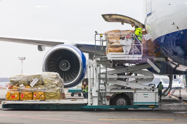 Vracht vóór vertrek in het luchtvaartuig laden — Stockfoto