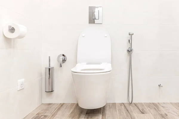 Bol de toilette dans la salle de bain moderne blanche hitech — Photo