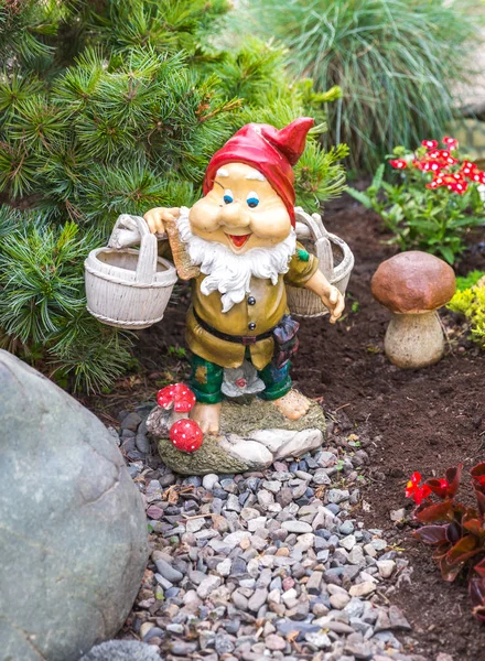 Jardín enano en el jardín del hogar, decoración de gnomo agradable —  Fotos de Stock