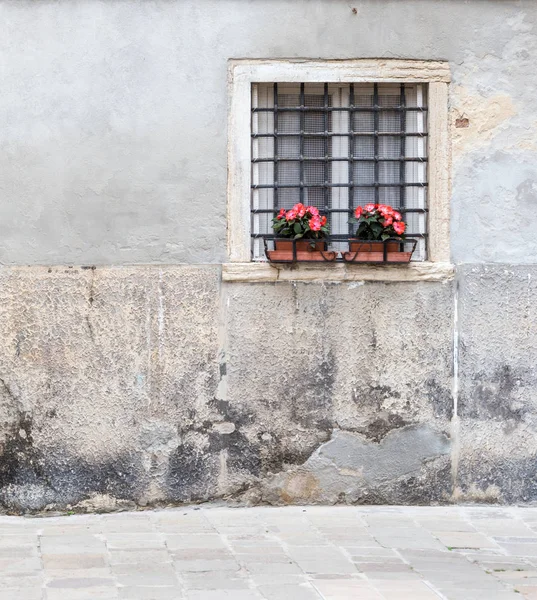 Venedik İtalya eski evde barlarda penceresiyle — Stok fotoğraf