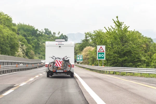 BOLOGNA, ITALIA 06 MAY, 2018: Camper en la carretera en Italia —  Fotos de Stock