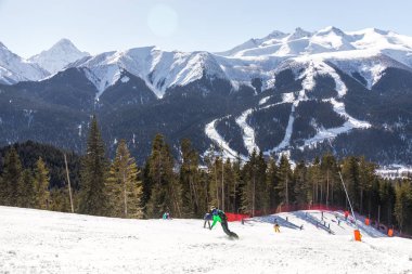 Yüksek kadar Rusya'da dağlarda kayak