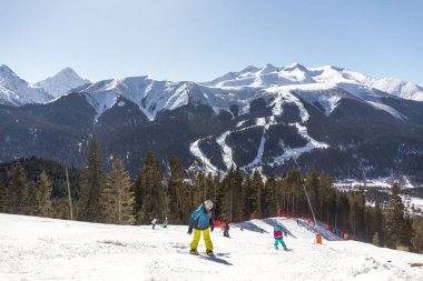 Yüksek kadar Rusya'da dağlarda kayak