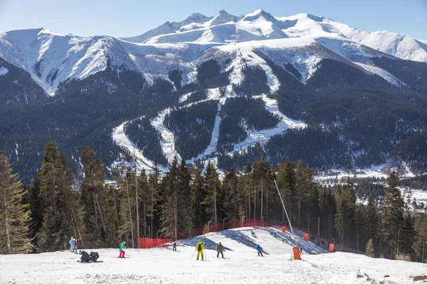 Skifahren hoch oben in den Bergen Russlands — Stockfoto