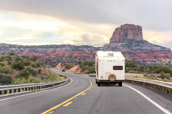 El coche blanco del autocaravana del color va en camino con fondo de las montañas —  Fotos de Stock