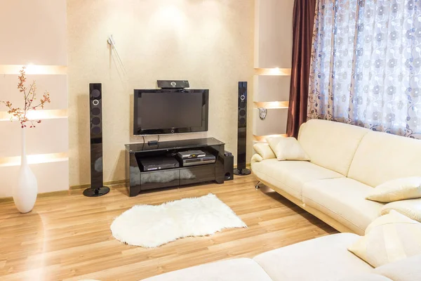 Moderno soggiorno interno con mobili e TV — Foto Stock