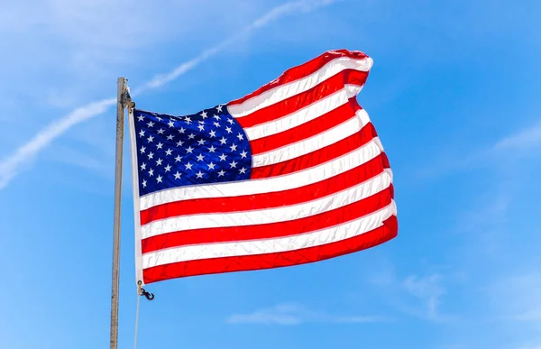 Nahaufnahme der Flagge der Vereinigten Staaten von Amerika, die im Wind weht — Stockfoto