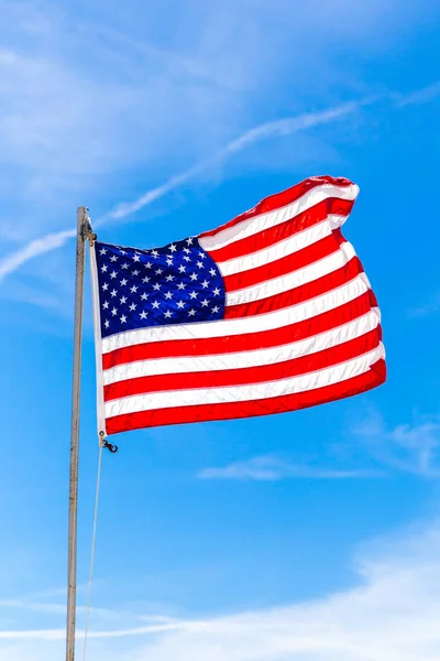 Nahaufnahme der Flagge der Vereinigten Staaten von Amerika, die im Wind weht — Stockfoto