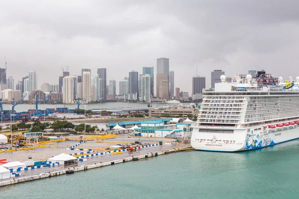 MIAMI, USA - DECEMBER 11, 2016: Port of Miami with cruise ships. Miami is major port in United States for cruises. — Stock Photo, Image