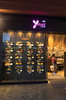 Phuket, Tayland - 11 Ocak 2018: Japon restoranı ile Tayland Plastik Gıda Vitrini