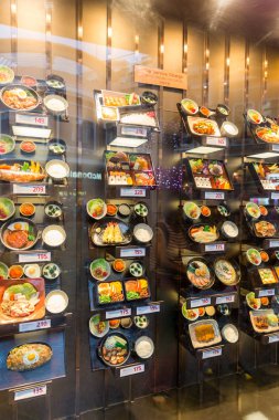 Phuket, Tayland - 11 Ocak 2018: Japon restoranı ile Tayland Plastik Gıda Vitrini