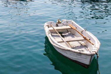 sakin suda mavi göl üzerinde beyaz ahşap tekne