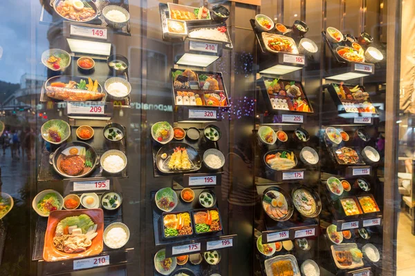 Phuket, Tajlandia - 11 stycznia 2018: Japońska restauracja z wyświetlaczem plastikowe jedzenie w Tajlandii — Zdjęcie stockowe