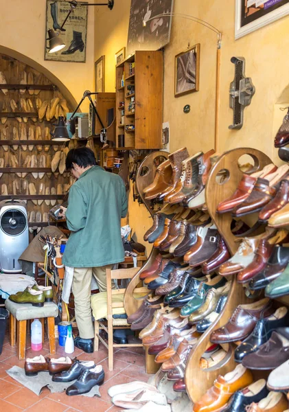 FLORENCE, ITALY, MAY 04, 2018: Fashion classical polished mens handmade shoes selling in shop in Florence — Stock Photo, Image