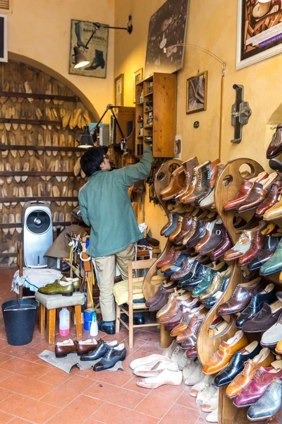 Флоренція, Італія, 04 травня 2018 роки: Мода класичної полірування чоловіче ручної роботи взуття продаж в магазин у Флоренції — стокове фото