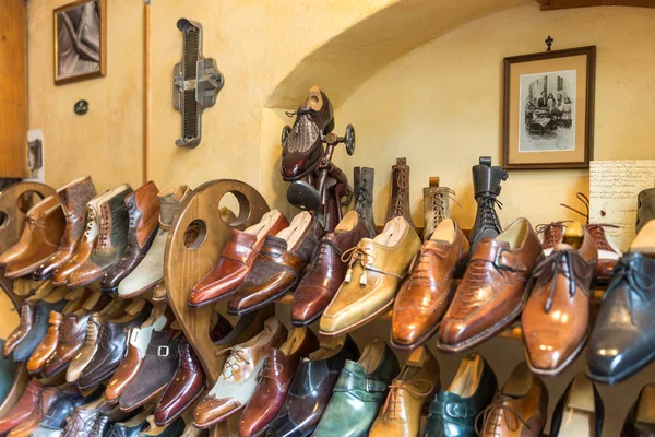 FLORENCE, ITALY, MAY 04, 2018: Fashion classical polished mens handmade shoes selling in shop in Florence — Stock Photo, Image
