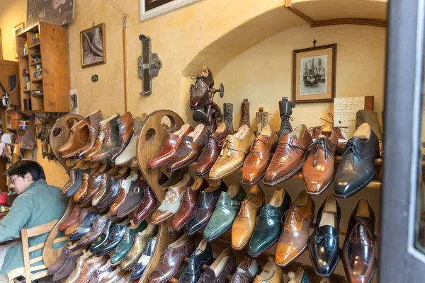 FLORENCE, ITALY, MAY 04, 2018: Fashion classical polished mens handmade shoes selling in shop in Florence — Stock Photo, Image