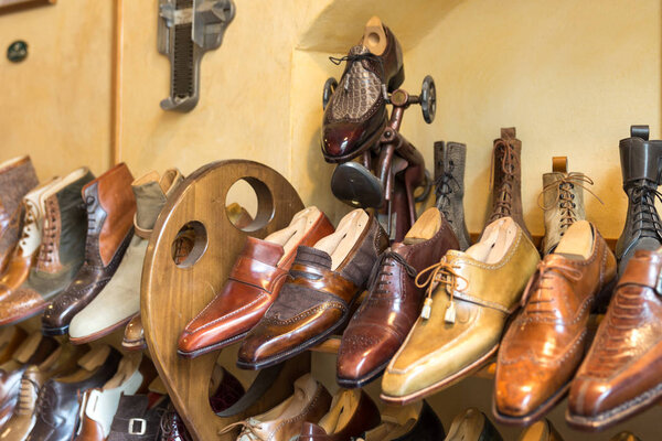 Модная классика: отполированная обувь ручной работы
