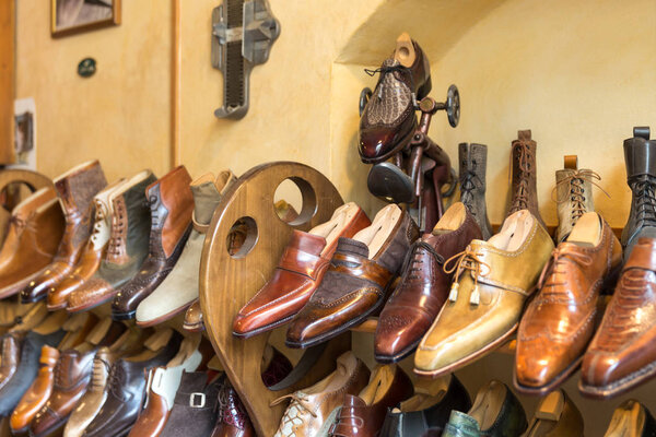 Модная классика: отполированная обувь ручной работы

