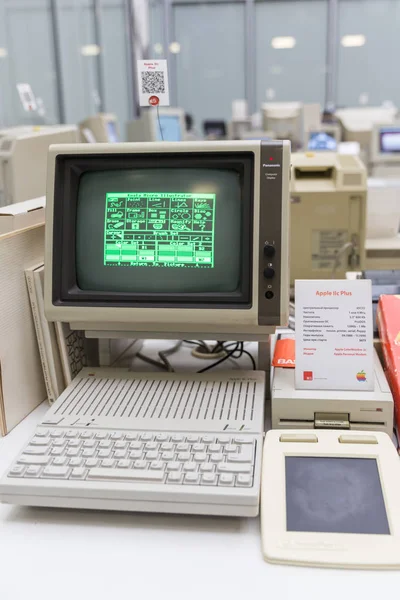 MOSCÚ, RUSIA - 11 de junio de 2018: Antiguo ordenador Apple Mac original en el museo de Moscú Rusia —  Fotos de Stock