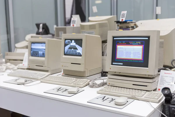 Moskou, Rusland - 11 juni, 2018: Oude originele Apple Mac computer in museum in Moskou Rusland — Stockfoto