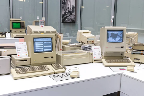 Moskou, Rusland - 11 juni, 2018: Oude originele Apple Mac computer in museum in Moskou Rusland — Stockfoto