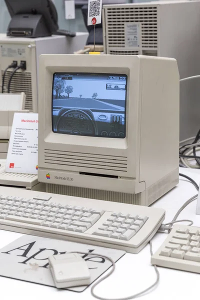 Moskwa, Rosja - 11 czerwca 2018 r.: Stary oryginalny komputer Apple Mac w Muzeum w Moskwie — Zdjęcie stockowe