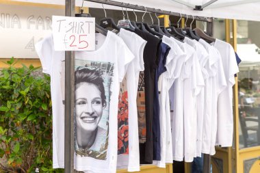 Parma, İtalya, 06 Mayıs 2018: T-shirt Julia Roberts yüz ile yerel piyasa üzerinde satış