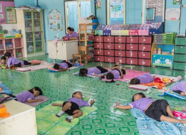 Tayland, çingene Köyü Su Ko Panyi okulda katta uyuyan Phuket - 10 Ocak 2018 - çocuk