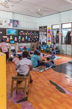 Tayland, çingene Köyü Su Ko Panyi okulda katta uyuyan Phuket - 10 Ocak 2018 - çocuk