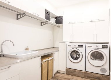 Çamaşır odası modern evde çamaşır makinesi ile