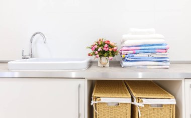 İki sepet ile modern beyaz çamaşır odası