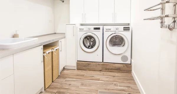 Пральня з пральною машинкою в сучасному будинку — стокове фото
