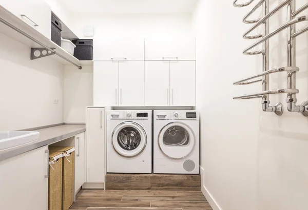 Lavadero con lavadora en casa moderna — Foto de Stock