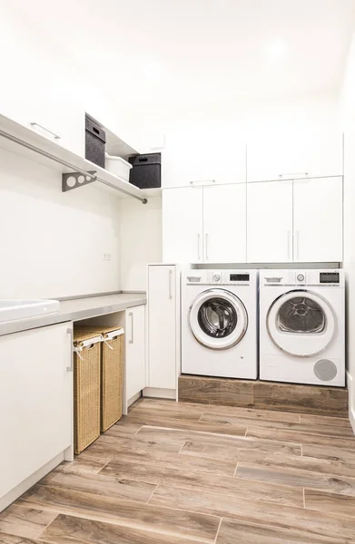Çamaşır odası modern evde çamaşır makinesi ile — Stok fotoğraf