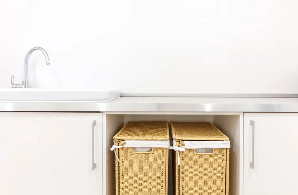 Sala de lavandaria branca moderna com duas cestas — Fotografia de Stock