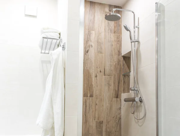Ducha a ras de suelo en baño con baldosas de madera —  Fotos de Stock