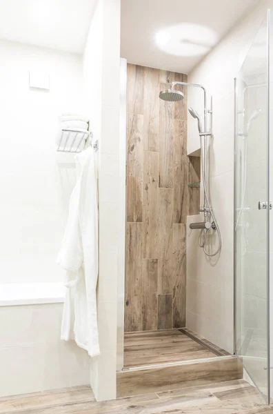 Ducha a ras de suelo en baño con baldosas de madera —  Fotos de Stock