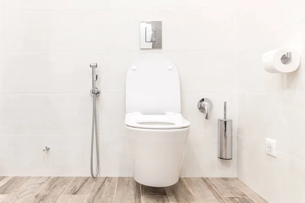 Tazón de inodoro en moderno baño de estilo blanco — Foto de Stock