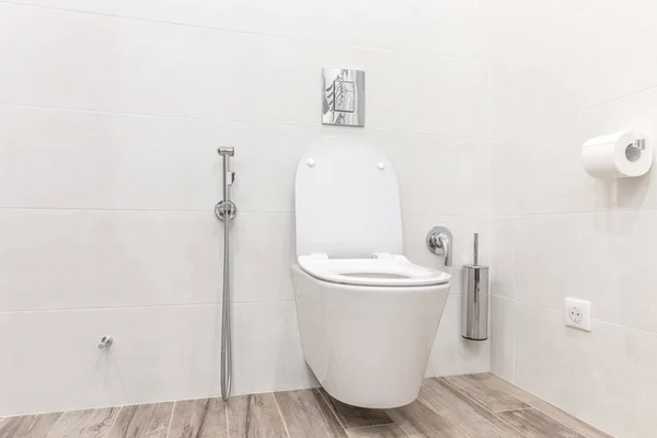 Λεκάνη της τουαλέτας στο μπάνιο μοντέρνο λευκό — Φωτογραφία Αρχείου