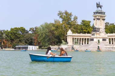 Buen Retiro park Madrid İspanya görünümünü
