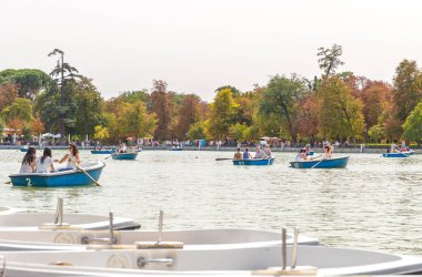 Madrid, İspanya. 7 Eylül 2017: Görünüm Buen Retiro park, göl ve deniz araçları Madrid İspanya