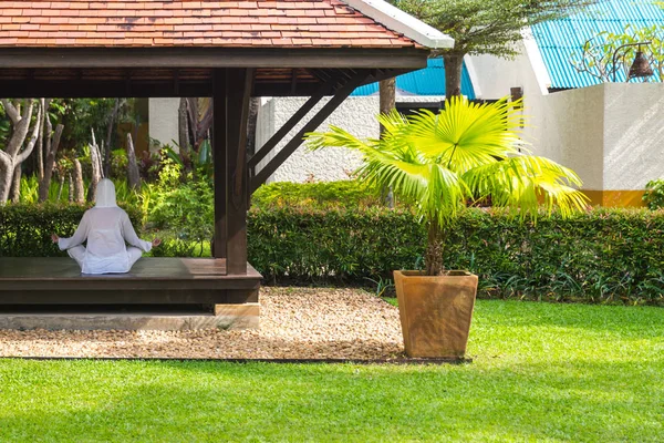 Woman in gazebo practicing yoga in Thailand in Asia — Stock Photo, Image