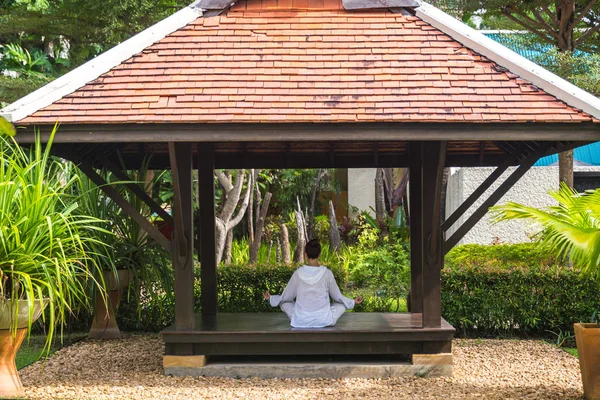 Woman in gazebo practicing yoga in Thailand in Asia — Stock Photo, Image