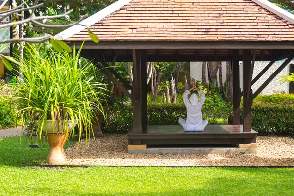 Donna in gazebo praticare yoga in Thailandia in Asia — Foto Stock
