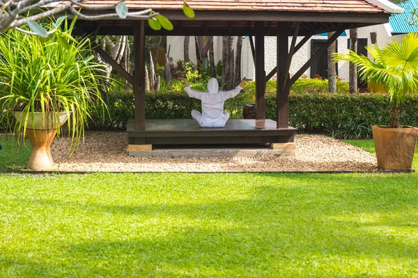 Woman in gazebo practicing yoga in Thailand in Asia — Stock Photo, Image